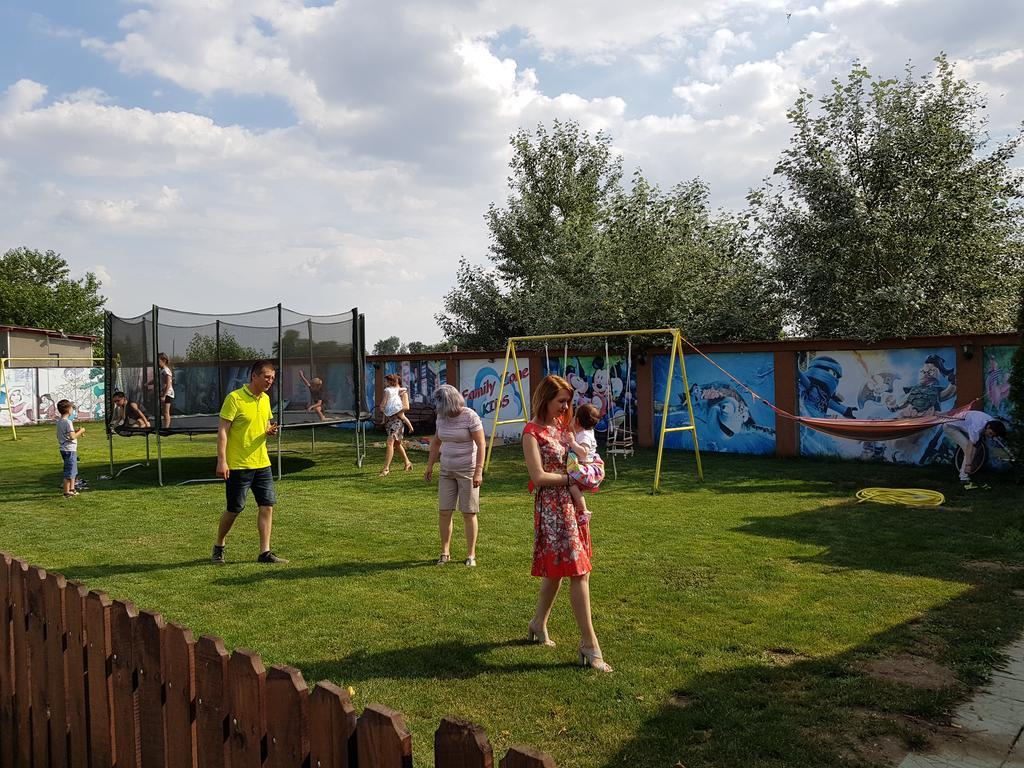 Pensiunea Family Zone Rosiori de Vede Exteriör bild